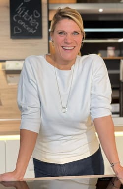 Portrait der Küchenberaterin Juliane Neissen mit weissem Pulli