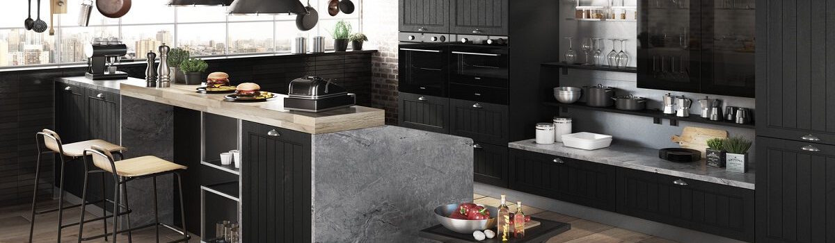 Eine Küche mit Holzboden, dunklen Einbauschränken und Sitztheke nach einem Kundenservice durch Kitchen Concept perfekt montiert und abgestimmt.