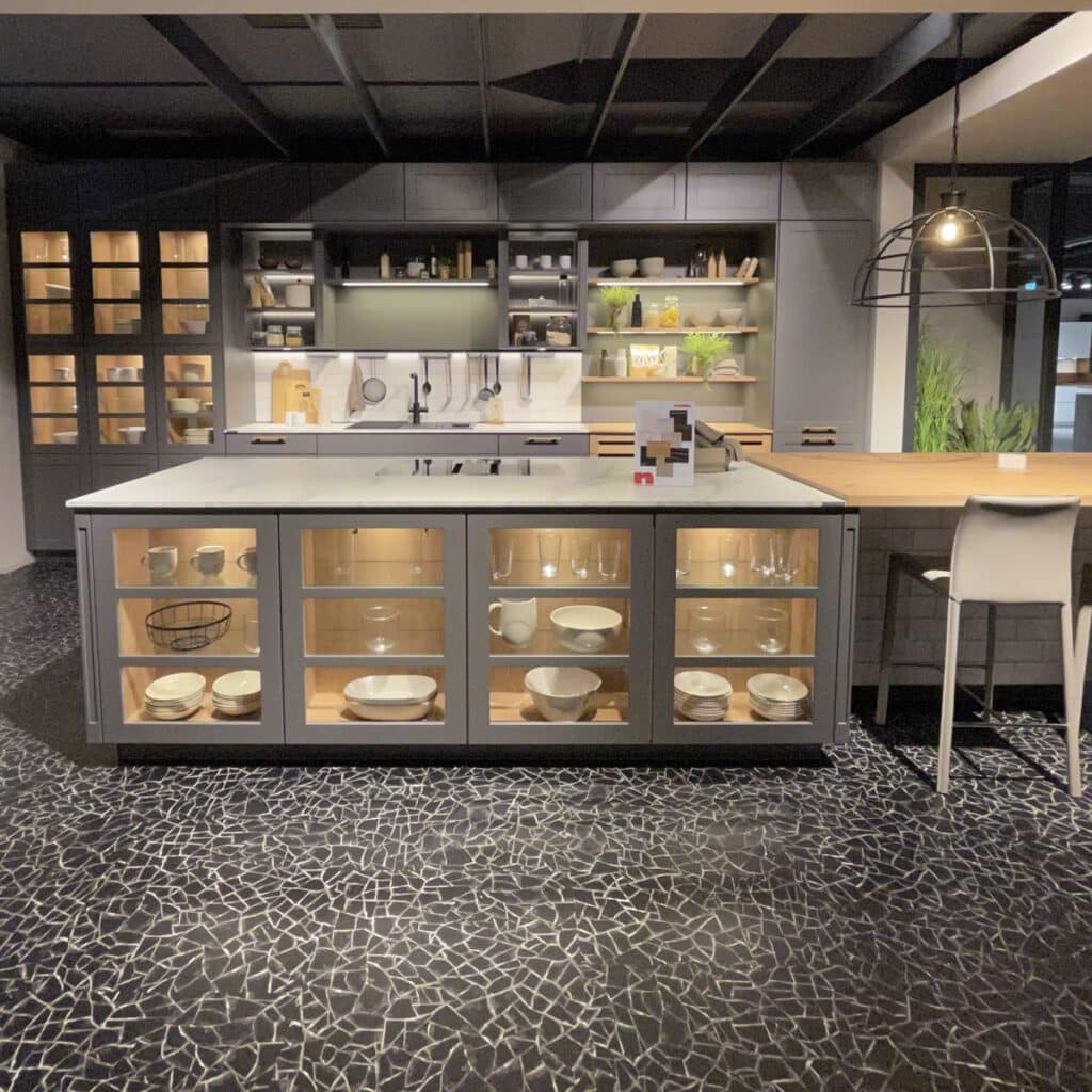 Eine Küche basierend auf dem neuen Rasterkonzept von nobilia auf der nobilia Hausmesse 2022.